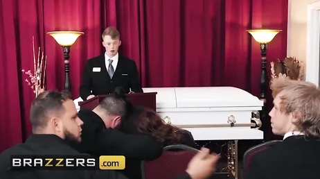 O funeral do falecido marido e ela já está transando com outra pessoa.