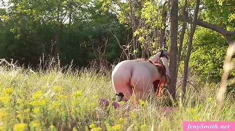 Se pone a esperar en el campo a ver si alguien le da amor