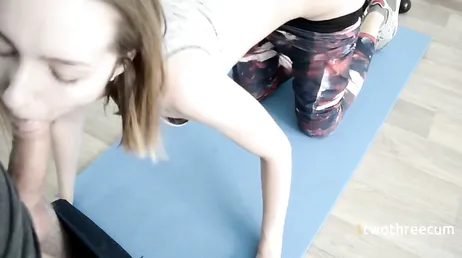 L'istruttore di yoga mi abbassa i leggings, penso che voglia spingermi dentro